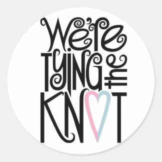 Wir binden den Knoten an. Runder Aufkleber