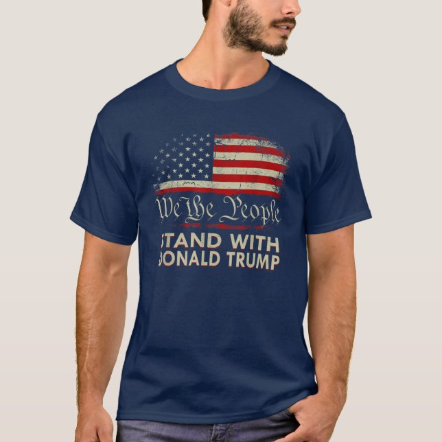 Wir, die Menschen, stehen mit Donald Trump 2024 T-Shirt (Vorderseite)