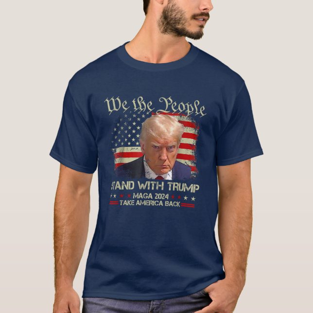 Wir, die Menschen, stehen mit Donald Trump 2024 T-Shirt (Vorderseite)