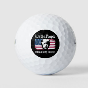 Wir, die Menschen, stehen mit Donald Trump-Unterst Golfball