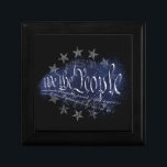 WIR DIE MENSCHEN Vintag 13 Sterne 1776 Erinnerungskiste<br><div class="desc">WIR DIE VÖLKER Patriotic Betsy Ross 13 Original Sterne mit Est 1776 Geschenkboxen.</div>