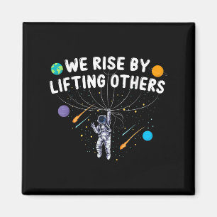 Wir Erheben Uns Durch Das Heben Anderer Astronaut Magnet