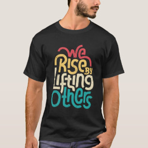 Wir Erheben Uns Durch Das Heben Anderer Motivation T-Shirt