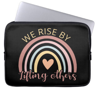 Wir erheben uns, indem wir andere aufheben II Laptopschutzhülle