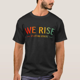 Wir erheben uns, indem wir andere aufheben T-Shirt