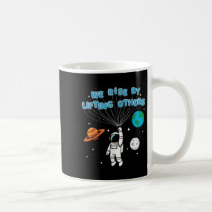 Wir erheben uns, indem wir andere motivierende Zit Kaffeetasse
