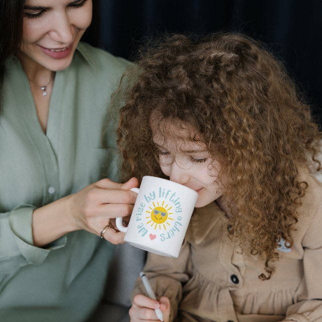 Wir erheben uns, indem wir andere Tasse heben (Von Creator hochgeladen)