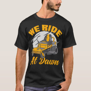 Wir fahren bei der Rasenmäher Dawn auf dem Rasenmä T-Shirt
