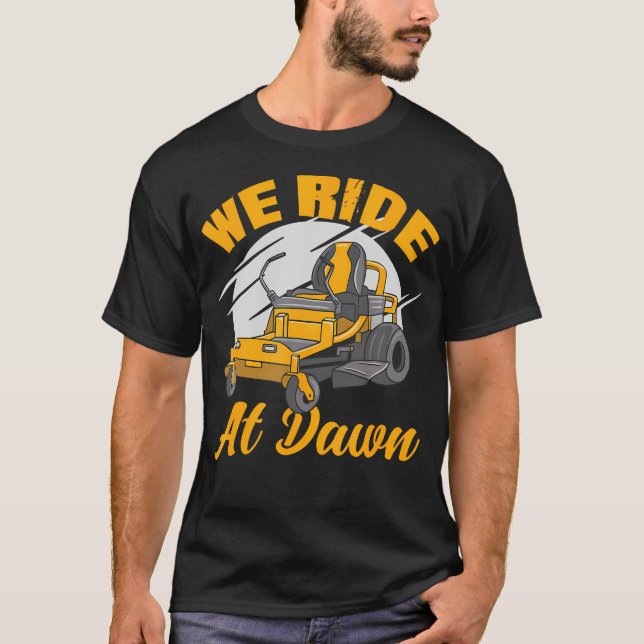 Wir fahren bei der Rasenmäher Dawn auf dem Rasenmä T-Shirt (Vorderseite)