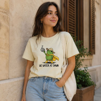 Wir gießen bei Morgengrauen | Süßes Geschenk Lusti T-Shirt