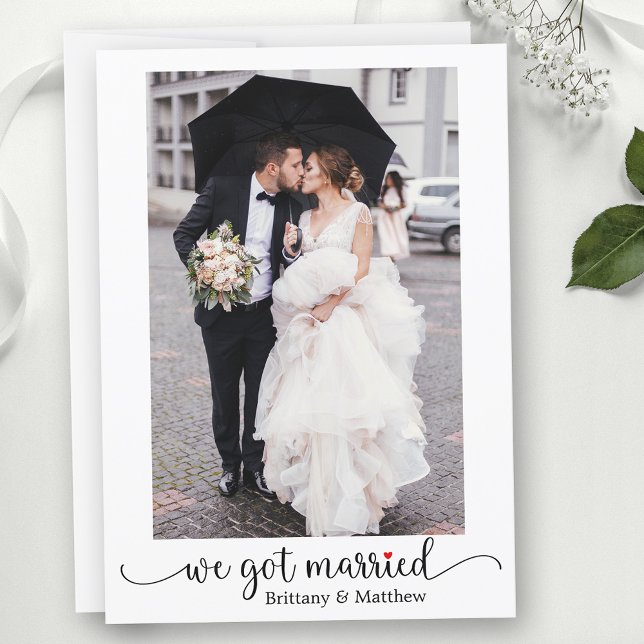 Wir Got Verheiratete Foto-Hochzeit des Roten Herze Ankündigung (Customize to change your personalized text size, text style or to add text to back of card.)