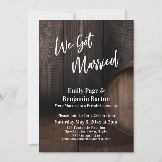 Wir Got Verheiratetes braunes Holzfass Einladung (Vorderseite)