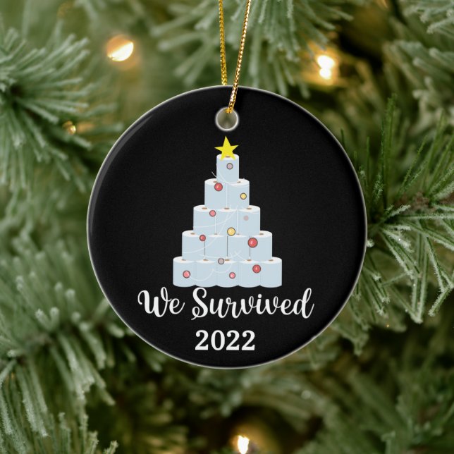Wir haben 2022 pro Jahr überlebt, um uns zu erinne Keramik Ornament (Baum)