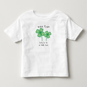 Wir haben das doppelte Glück, ein irischer Zwillin Kleinkind T-shirt