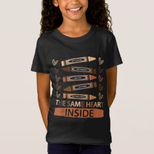 Wir haben das gleiche Herz in der Geschichte Kinde T-Shirt