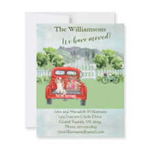 Wir haben den Hund mit rotem LKW in die Landschaft