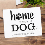 Wir haben die Ankündigung über die Beförderung von Postkarte<br><div class="desc">Zuhause ist, wo der Hund ist ... und der Hund bewegt! Lass deinem besten Freund, dass du mit dieser niedlichen und lustigen Hunde bewegenden Ankündigungskarte deinen Umzug ankündigst. Personalisieren Sie die Rückseite mit Namen und Ihrer neuen Adresse. Diese Hundeankündigung ist ein Muss für alle Hundemütter, Hundedads und Hundefreunde! COPYRIGHT ©...</div>