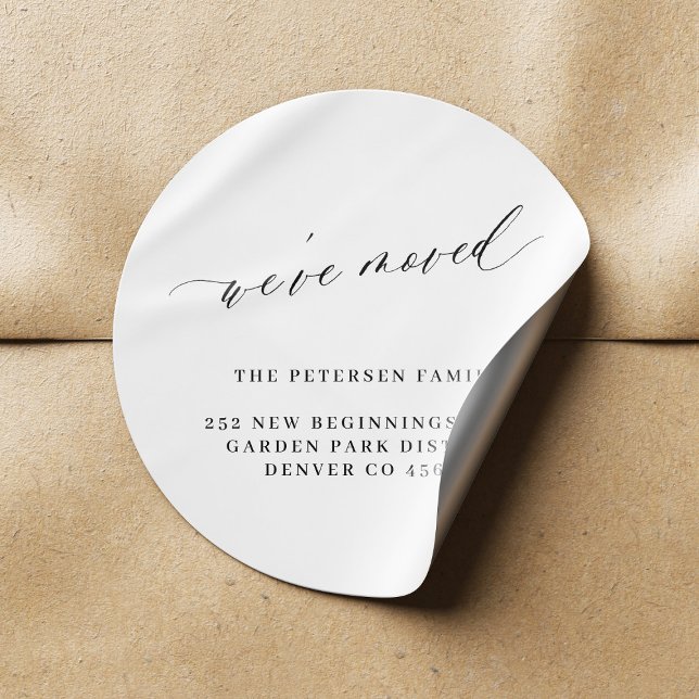 Wir haben eine Schwarz-weiße, elegante neue Adress Runder Aufkleber (Von Creator hochgeladen)