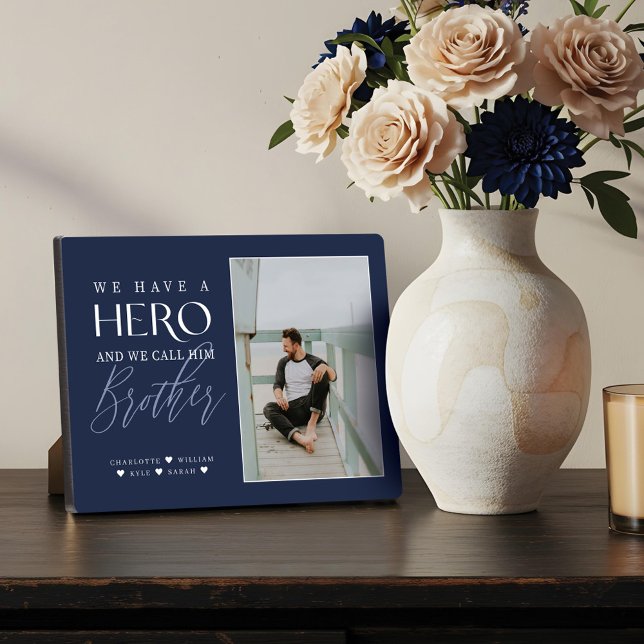 Wir haben einen Helden, den wir ihn Brother Foto K Fotoplatte (We Have a Hero We Call Him Brother Photo Keepsake Plaque)