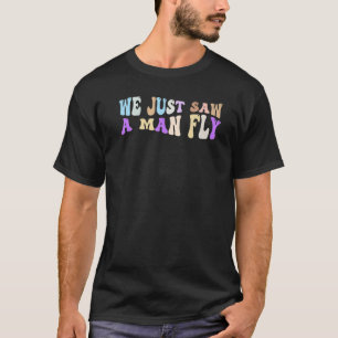 Wir haben gerade einen Mann fliegen sehen, der bei T-Shirt