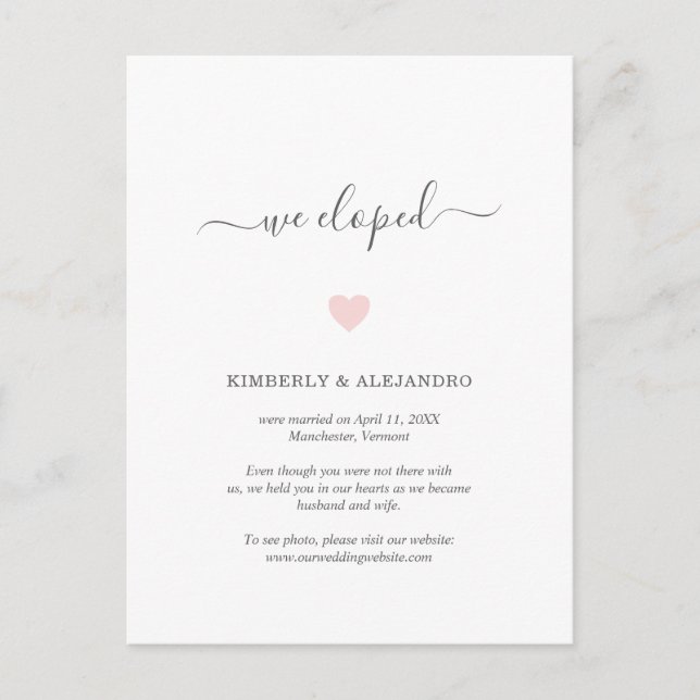 Wir haben Niedliche Hochzeitsfeier mit rosa Herz v Ankündigungspostkarte (Vorderseite)