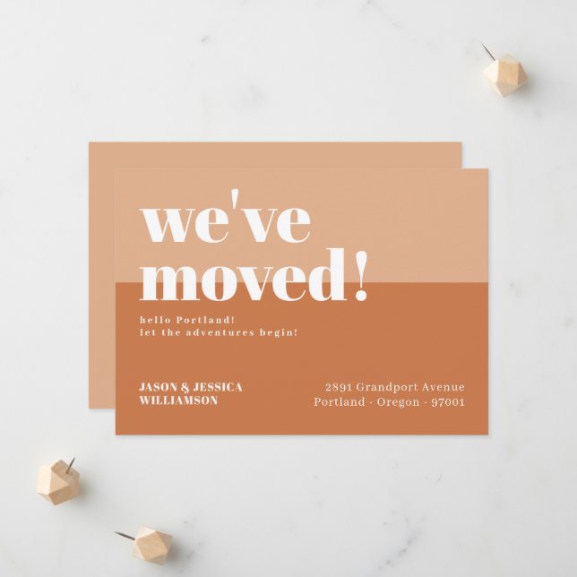 Wir haben uns bewegt! Orange & Peach Minimal Fett  Ankündigung (Vorderseite/Rückseite Beispiel)