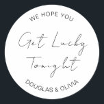 Wir hoffen, dass Sie heute Abend glücklich werden Runder Aufkleber<br><div class="desc">Wir hoffen,  dass Sie heute Abend Glück haben bei der Hochzeitslotterie Classic Round Sticker</div>