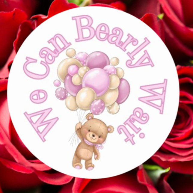 Wir können Babydusche warten Runder Aufkleber (Celebrate your baby girl’s arrival with our adorable “We can bearly wait” round sticker)