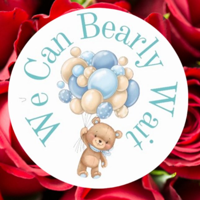 Wir können frühzeitig auf die Babydusche warten Runder Aufkleber (Celebrate your baby boy with our charming "We can bearly wait" round stickers)