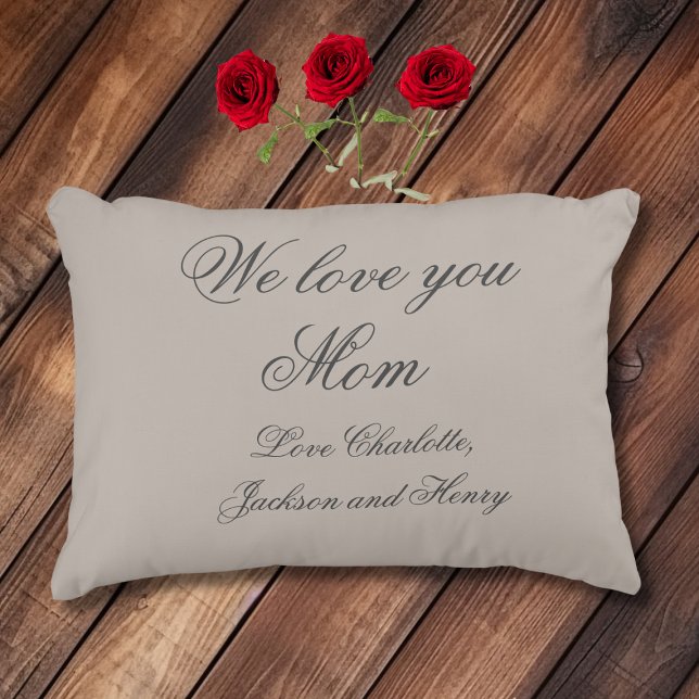 Wir Liebe Sie MAMA Elegante Script Familiennamen N Dekokissen ("We love you MOM" -  Elegant Script Family Names Cute & Cuddly Accent Pillow.)