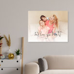 Wir Liebe Sie Mama Script Heart Foto Overlay Leinwanddruck<br><div class="desc">Wir Liebe Sie Mama Script Herz Motif Custom Foto Overlay. Ersetzen Sie das Beispiel-Foto mit Ihrem eigenen,  das über dem Set Typografie Wir Liebe Sie Mama mit künstlerischen Herzmotiv.</div>