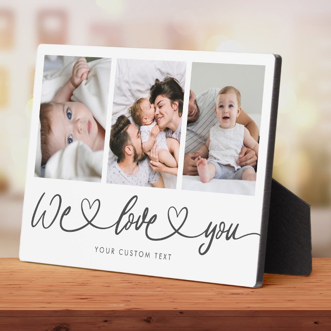 Wir Liebe Sie Moderne Herzschrift Foto Collage Fotoplatte (A family-themed photo plaque on a wooden surface featuring 3 custom photos and a "We Love you" text )