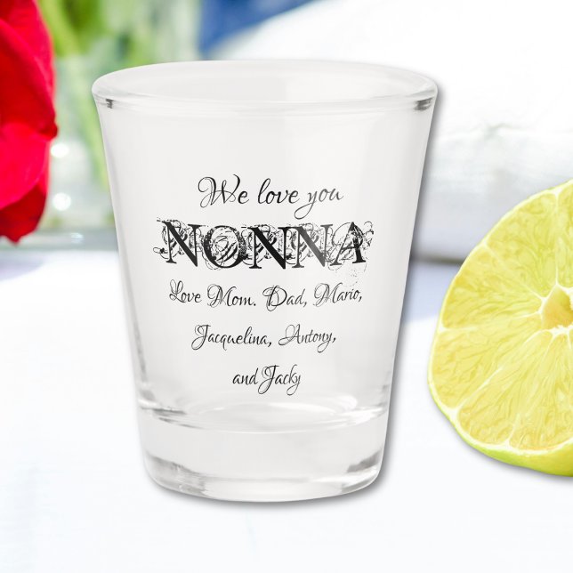Wir Liebe Sie Nonna - Moderne Persönliche Familien Schnapsglas (We Love You Nonna - Modern Personalized Family Names Shot Glass.)