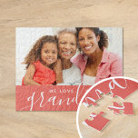 Wir Liebe Sie Oma Custom Foto Geschenk | Korallen Puzzle<br><div class="desc">Benutzerdefinierte Druckrätsel personalisiert mit Ihrem Foto und Text. Fügen Sie Ihrer Mutter oder Großmutter ein besonderes Foto zum Muttertag hinzu. Text liest "Wir Liebe Sie Oma" oder passen Sie es mit Ihrer eigenen Nachricht an. Verwenden Sie die Designtools, um mehr Fotos hinzuzufügen, die Hintergrundfarbe zu ändern und die Textfarben und...</div>