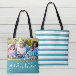 Wir Liebe Sie Oma Custom Foto Muttertagsgeschenk<br><div class="desc">Maßgeschneiderte, beidseitig umkehrbare Taschen, die mit Ihren Fotos und Texten personalisiert sind. Fügen Sie Ihrer Mutter oder Großmutter ein besonderes Foto zum Muttertag hinzu. Text liest "Wir Liebe Sie Oma" oder passen Sie es mit Ihrer eigenen Nachricht an. Die Rückseite weist ein schicke Streifen-Muster auf, oder verwenden Sie den Platz...</div>