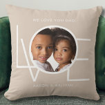 Wir Liebe Sie Vater benutzerdefiniertes Foto Kissen<br><div class="desc">Diese We Liebe You Vater Foto Kissen ist mit dem Wort LIEBE in weißer Typografie auf einem beigen Hintergrund dekoriert. Einfach mit Ihrem Foto und Namen anpassbar. Perfekt als Vatertagsgeschenk.</div>