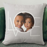 Wir Liebe Sie Vater Custom Foto Grau Kissen<br><div class="desc">Diese We Liebe You Vater Foto Kissen ist mit dem Wort LIEBE in der weißen Typografie auf einem grauen Hintergrund dekoriert. Einfach mit Ihrem Foto und Namen anpassbar. Perfekt als Vatertagsgeschenk.</div>