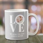 Wir Liebe Sie Vater Custom Foto Vatertag Kaffeetasse<br><div class="desc">Diese We Liebe You Vater Foto Tasse ist mit dem Wort LIEBE in der weißen Typografie auf einem grauen Hintergrund dekoriert. Einfach mit Ihrem Foto und Namen anpassbar. Macht ein großartiges Vatertagsgeschenk.</div>