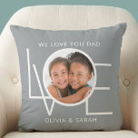 Wir Liebe Sie Vater Custom Vatertag Foto Kissen<br><div class="desc">Diese We Liebe You Vater Foto Kissen ist mit dem Wort LIEBE in Weiß auf einem stilvollen grauen Hintergrund dekoriert. Einfach mit Ihrem Foto und Namen anpassbar. Perfekt als besonderes Vatertagsgeschenk.</div>