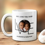 Wir Liebe Sie Vater Custom Vathers Day Foto Kaffeetasse<br><div class="desc">Diese We Liebe You Vater Foto Tasse ist mit dem Wort LIEBE in schwarzer Typografie auf einem weißen Hintergrund dekoriert. Einfach mit Ihrem Foto und Namen anpassbar. Macht ein großartiges Vatertagsgeschenk.</div>