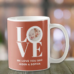 Wir Liebe Sie Vater Personalisiert Foto Vatertag Kaffeetasse<br><div class="desc">Diese We Liebe You Vater Foto Tasse ist mit dem Wort LIEBE in der weißen Typografie auf einem Rosthintergrund verziert. Einfach mit Ihrem Foto und Namen anpassbar. Macht ein großartiges Vatertagsgeschenk.</div>