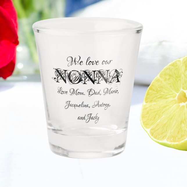 Wir Liebe unsere Nonna - Moderne, individuelle Fam Schnapsglas ("We Love Our Nonna" - Modern Personalized Family Names Shot Glass just for her.)