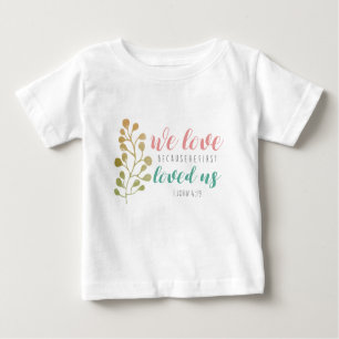 wir Liebe, weil er uns zum ersten Mal den Bibelbib Baby T-shirt