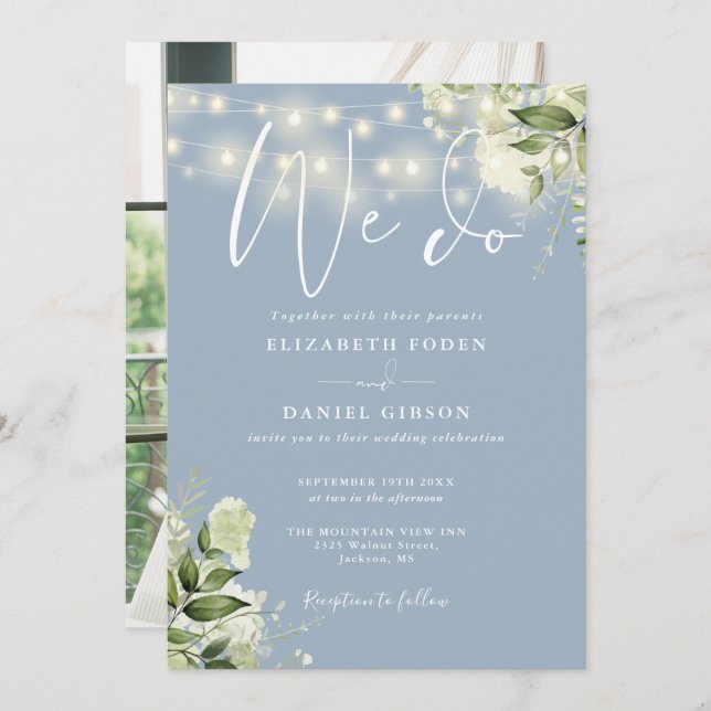 Wir machen Greenery Lights Foto Dusty Blue Wedding Einladung (Vorne/Hinten)