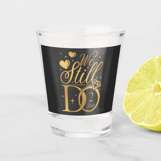 Wir machen immer noch zwei Jahre Hochzeitstag Schnapsglas (Vorderseite)
