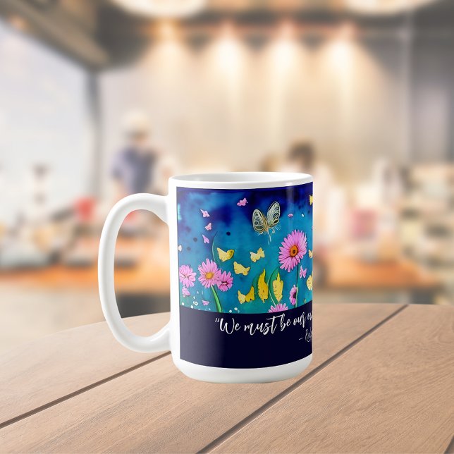 Wir müssen unsere eigene Zitatblüte sein Kaffeetasse (Von Creator hochgeladen)