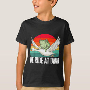 Wir Reiten Bei Morgengrauen Lustiger Frosch Reitet T-Shirt