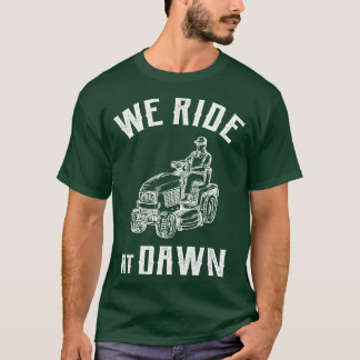 Wir reiten bei Morgengrauen Lustiges Rasenmähen Ov T-Shirt