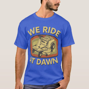 Wir reiten bei Morgengrauen Rasenmäher-Geschenk fü T-Shirt