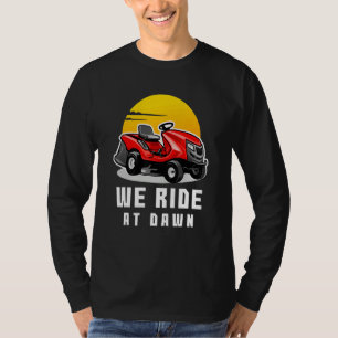 Wir reiten bei Morgengrauen Rasenmäher Vater Bauer T-Shirt